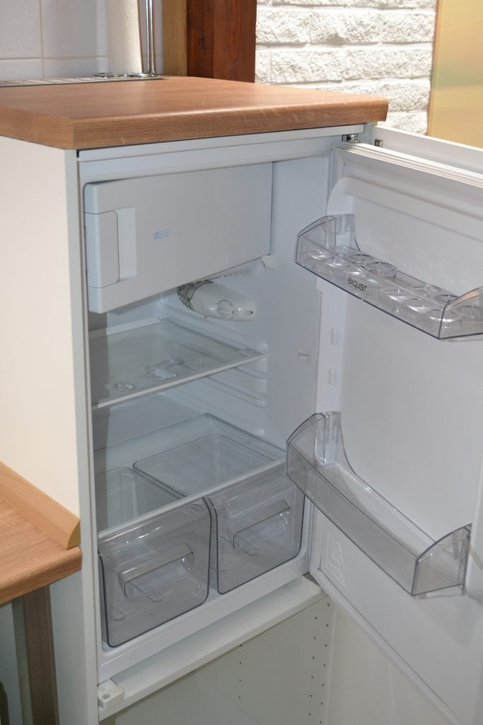 Im großen Kühlschrank in der Küche ist Platz für Ihre Einkäufe.