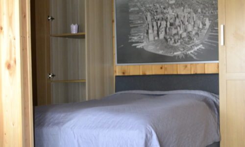 Der integrierte Schlafbereich mit 1,40m breitem Bett + Schrankfläche